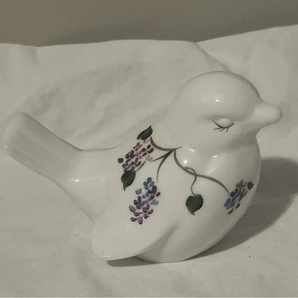 Vintage Fenton milk glass hand painted bird figurine Lilac signed by artist NWT - Picture 2 of 4